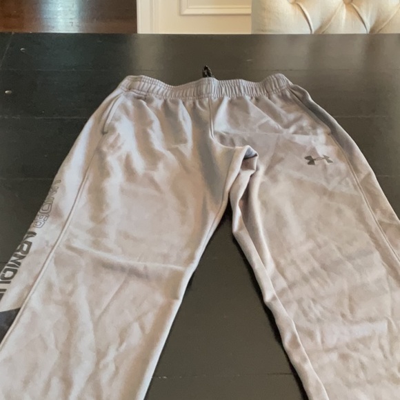 Boys Under Armour Sweatpants in charcoal gray. Size: Youth Medium. - Picture 2 of 4